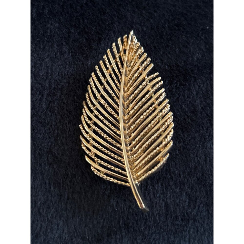 Vtg Napier Gold-Tone Leaf Brooch Pin Elegant Jewelry Accessory  Approx. 2.5”